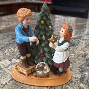 Avon 1982 vintage Christmas Memories “keeping the Christmas tradition” figurine